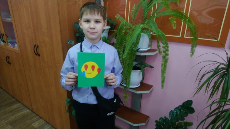 Ребята 5 б класса сделали поздравительные открытки.