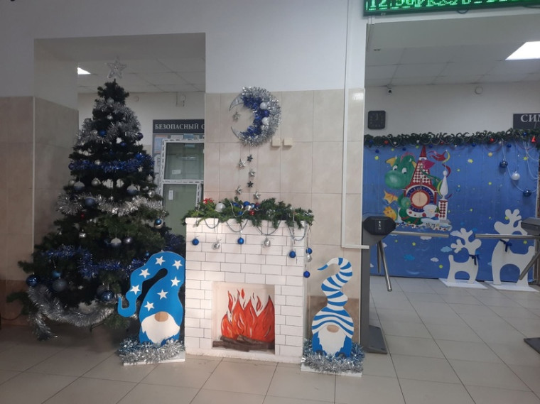 Новогодний праздник в школе.