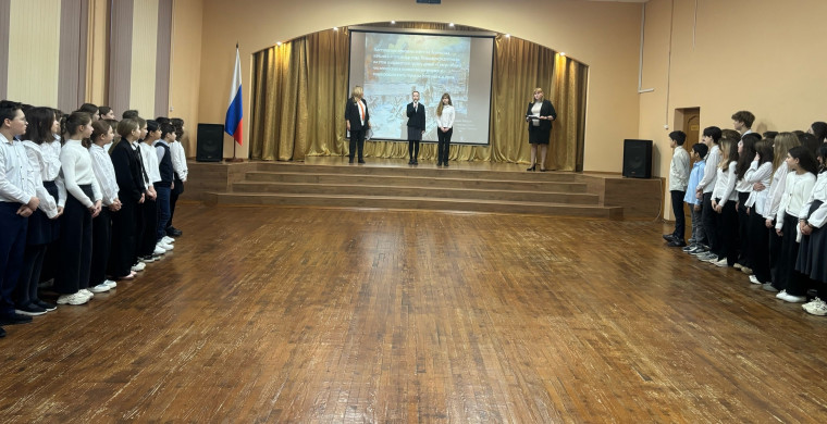 Торжественная линейка для 6-7 классов, посвящённая Дню снятия блокады в Ленинграде.