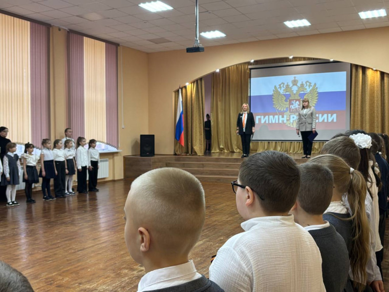 Торжественная линейка открытия Года Защитника Отечества.